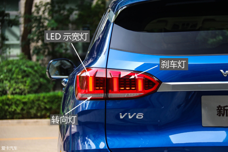 新VV6全系标配LED光源的远近光一体式大灯，并配备三竖道造型的LED日间行车灯，与流水式转向灯搭配，路上辨识度极高。除此之外，WEY对于细节的把控非常到位，前大灯侧面的“WEY”标识充分体现了这台车的品牌荣誉感。