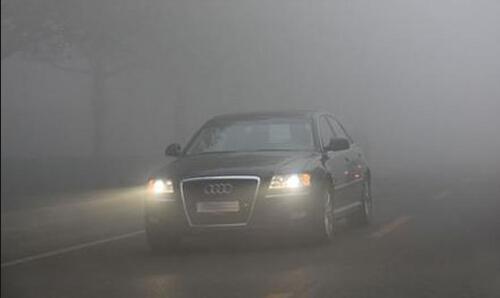 雾霾天开车应该注意这些 别让空气影响安全