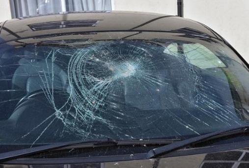 挡风玻璃被砸只因说了一个字 保险公司拒赔