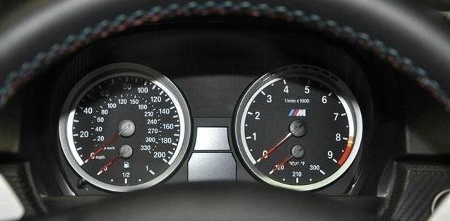 为什么车速都用指针表？用数字显示不是更好吗？