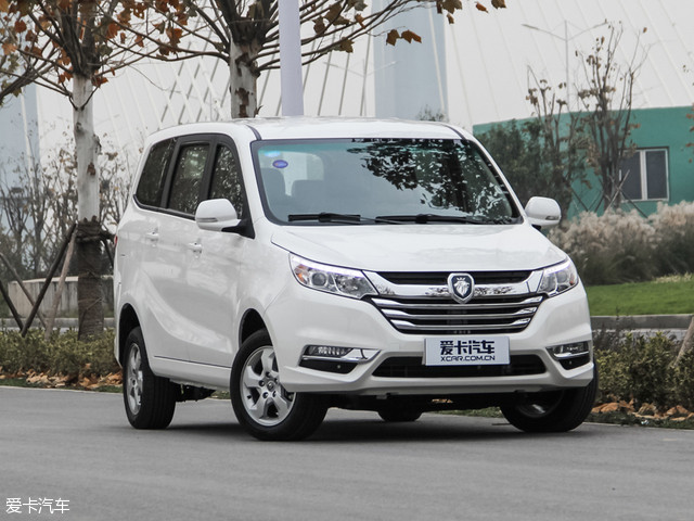 外观方面,该车相比先期上市的北京伽途ix系列更具时尚气息,前脸格栅由