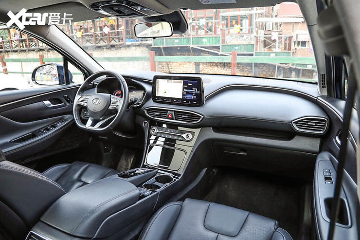 坐进车内,能明显感受到第四代胜达内饰设计的简约大气,不同于其运动