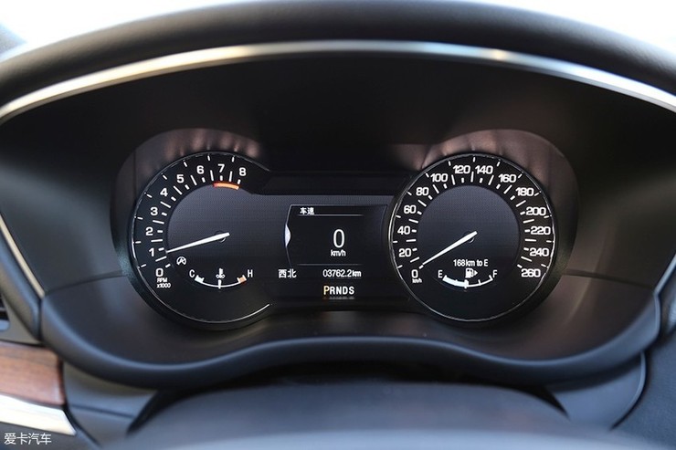 林肯mkc的仪表盘总有一种似曾相识的感觉,事实上你在大多数林肯的车型