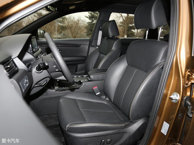 内饰方面,起亚kx7采用了黑色作为其内饰主色调,中控台功能布局清晰