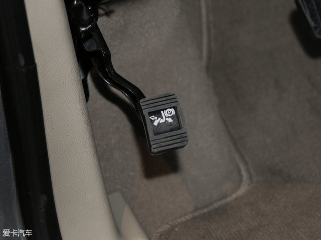 脚刹与传统提拉式手刹的原理大致相同,只是两者的操作方式有些区别.