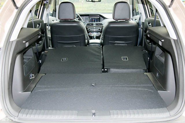 10行李厢容积非常可观,不仅组合样式多样化,还能放倒后排座椅拓展空间
